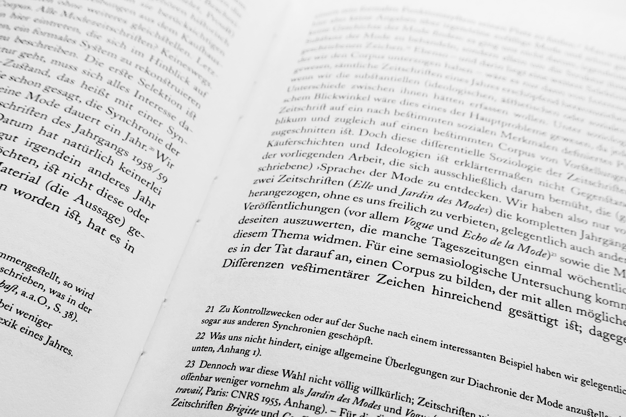Stephan Kamp: Roland Barthes: »Die Sprache der Mode, Im Reich der Zeichen, Mythen des Alltags«